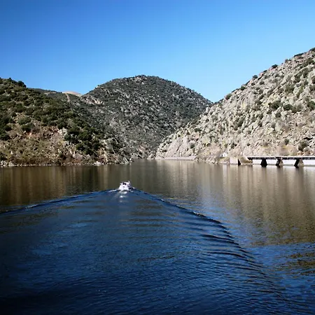 Douro Yacht Charter & 船上ホテル São João da Pesqueira