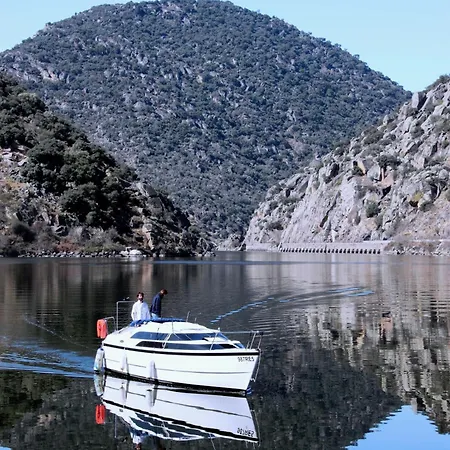 Douro Yacht Charter & 船上ホテル São João da Pesqueira