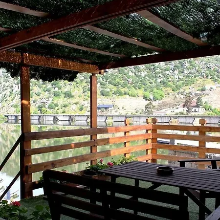 Douro Yacht Charter & 船上ホテル São João da Pesqueira