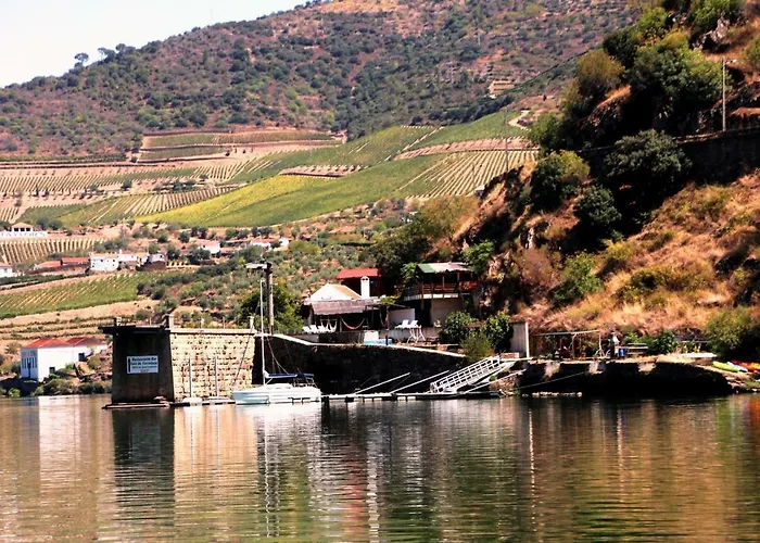 Douro Yacht Charter & Bådhotel 3*